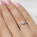 Pierścionek z diamentem laboratoryjnym 0,62 ct w owalnym szlifie, złoto dwukolorowe próby 585 – GIL JUBILER